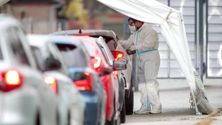 Četvrti val nije dostignuo vrhunac: Uskoro se bez covid potvrde neće moći ni u po&scaron;tu ni u FINU, a ni nastavnici u &scaron;kole