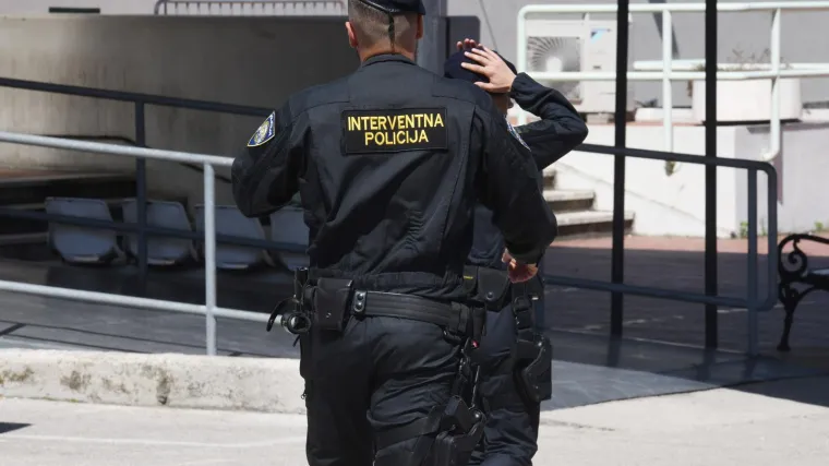 Mediji pi&scaron;u o djevojci koju je obitelj htjela udati na silu. Policija: 'Rekla je da se u busu nalazi protiv svoje volje'