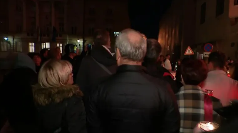 Brojni građani pred premijerovim prozorom prosvjeduje protiv mjera i COVID potvrda, Vice Batarelo održao govor