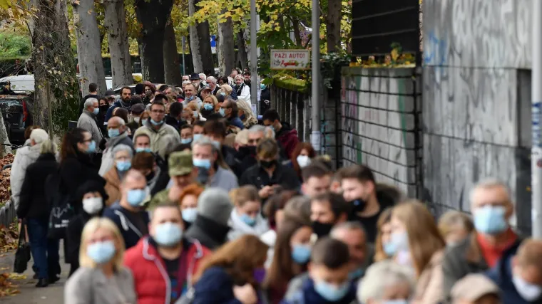 FOTO U Zagrebu otvoreni novi punktovi za cijepljenje: Velika gužva ispred Doma zdravlja u Runjaninovoj