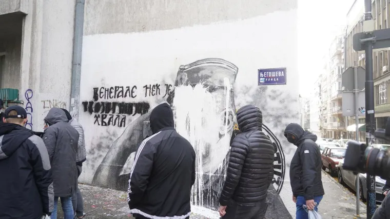 Ljevičari u Beogradu ipak uni&scaron;tili mural Mladiću, a Vučić: 'Imate Praljkovih murala koliko hoćete. I opet smo mi lo&scaron;i'