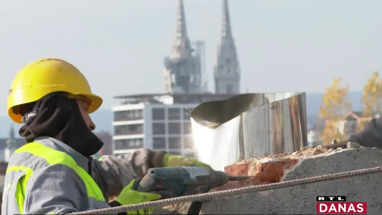 Dimnjak u Zagrebu od 25 metara prijeti već godinu i pol. Sad ga ru&scaron;e, komad po komad: Plan je da bude gotov za 10 dana