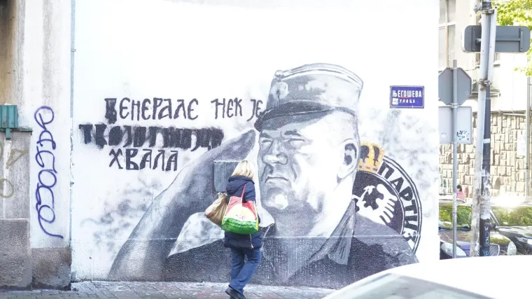 FOTO 'Predstavlja ljagu na obraz svakog Srbina': Uni&scaron;ten mural Ratku Mladiću, čuvali ga građani, ali i policija
