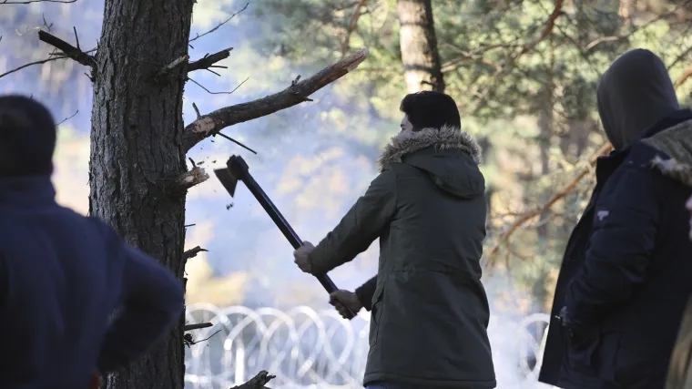 VIDEO Kaos na granici! Dvije velike skupine migranata se nasilno probile kroz ogradu između Bjelorusije i Poljske