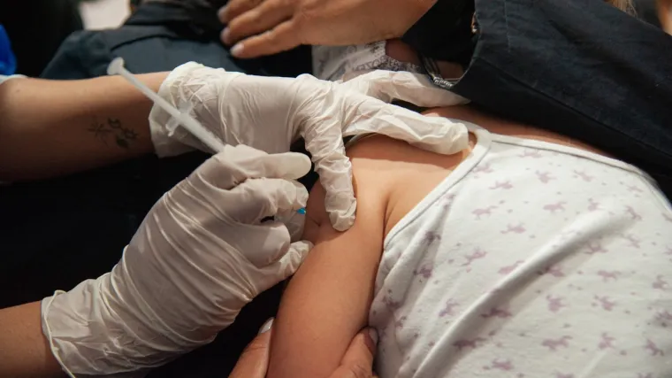 Djecu mlađu od 12 godina voze preko granice po dozu, a cjepivo za njih jo&scaron; nije službeno odobreno!?