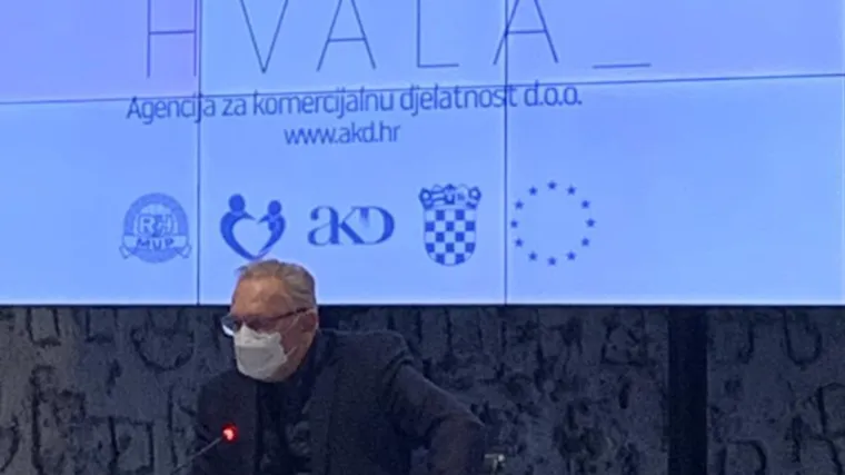 Službena prezentacija COVID potvrda na Stožeru s hrvatskim grbom na kojem je prvo polje - bijelo