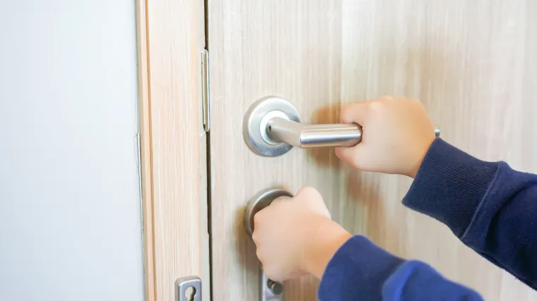 Roditelji iz pakla sina (6) držali kao roba: Zaključanog, bez hrane i u sobi bez struje