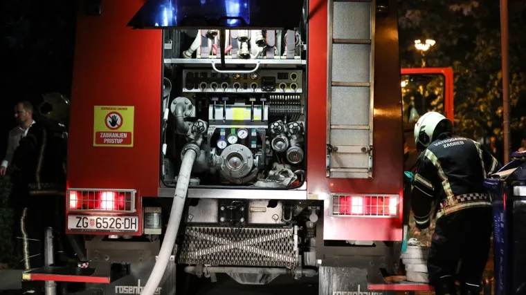 U Bjelovaru u požaru izgorjela dva automobila i dvorišne zgrade, uzrok požara nije poznat