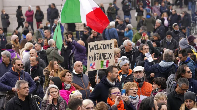 FOTO Tisuće građana prosvjedovalo u Italiji protiv mjera i covid potvrda, prosvjednicima se obratio i Robert Kennedy