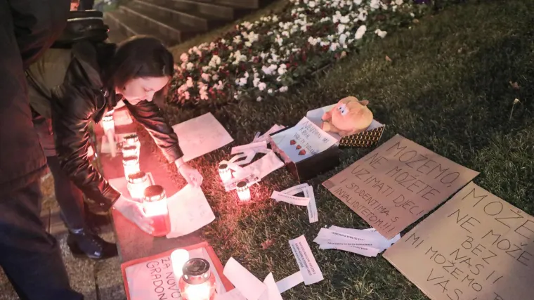 VIDEO/FOTO Roditelji odgojitelji pred Poglavarstvom u Zagrebu palili lampa&scaron;e: 'Toma&scaron;eviću lagao si, srami&scaron; li se?'