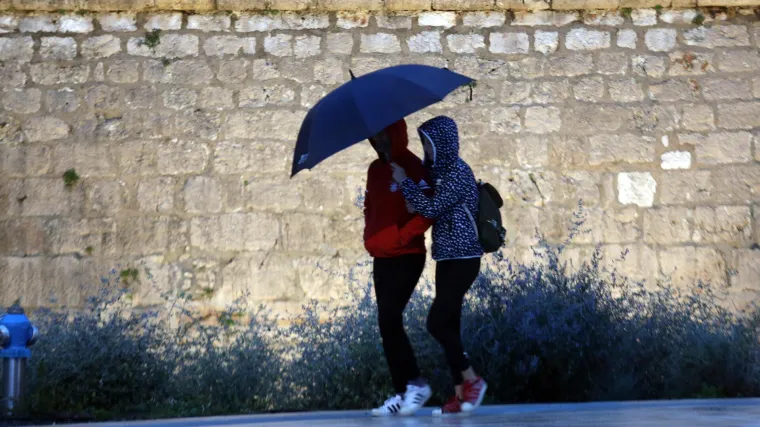 Dolazi nam vlažno i neugodno vrijeme: Uz ki&scaron;u i oblake, čekaju nas i niske temperature