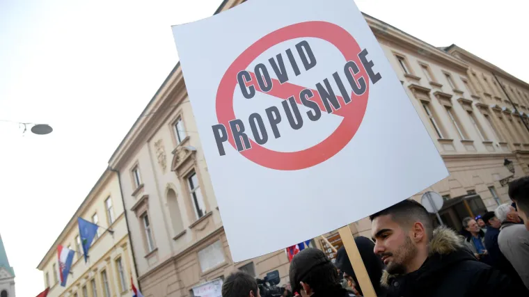 FOTO Prosvjed u Zagrebu protiv mjera i COVID potvrda: 'Odgovarat ćete pred sudovima, ionako ćemo vas pomesti'