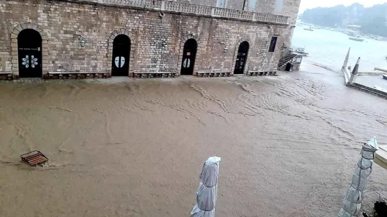 VIDEO Hvar je pod vodom! Jako nevrijeme zahvatilo otoke, munja udarila u kuću: 'Jedan udar bio je jak, kao da je bio potres'