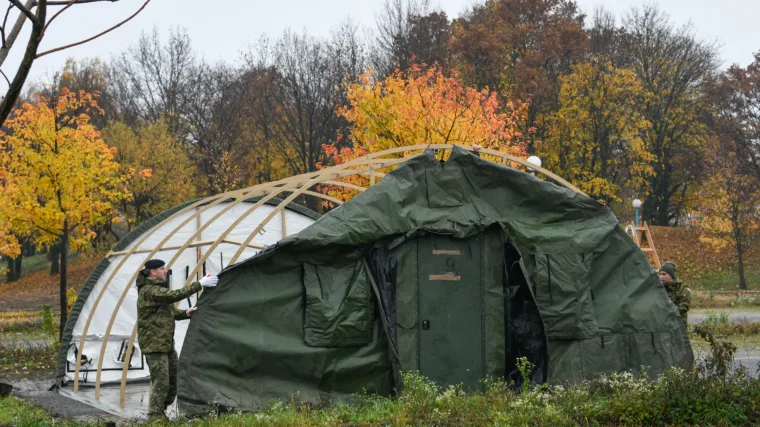 Vojska ponovno pred KB Dubravom diže &scaron;atore koji će biti opremljeni s 200 kreveta za smje&scaron;taj pacijenat