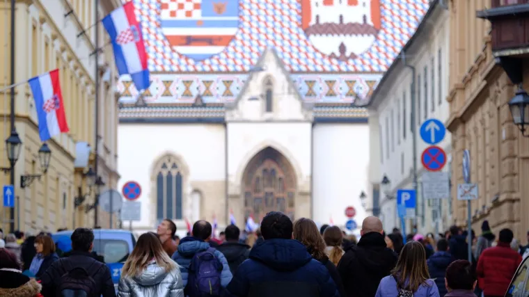 Dok se jedni cijepe da bi ih dobili, drugi prosvjeduju: Kako će izgledati život uz COVID potvrde?