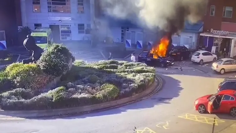Dramatične snimke eksplozije u Liverpoolu: Vozač taksija zaključao teroristu u autu, a onda je sve grunulo