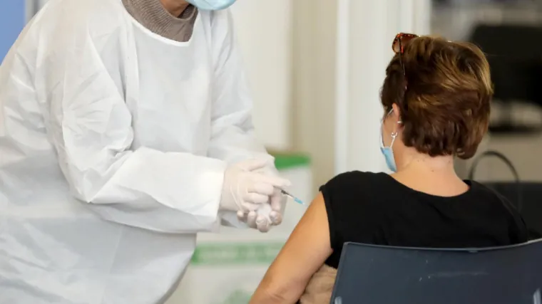 Umiru i cijepljeni, ali...: Njemački infektolog otkrio za&scaron;to je među oboljelima sve vi&scaron;e onih koji su cijepljeni