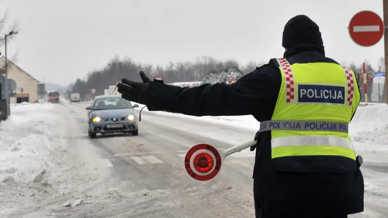 Od danas je na vozilima obavezna zimska oprema, oni koji je nemaju mogli bi platiti paprene kazne