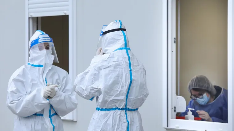 Imamo 1135 novozaraženih, preminulo je 55 osoba. Sve veći broj pacijenata na respiratoru...