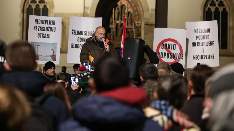 Prosvjedi u Zagrebu i Splitu zbog COVID potvrda: 'Bero&scaron;a na robiju!', 'Plenkoviću odlazi!', 'Mar&scaron; iz Hrvatske, smeće!'
