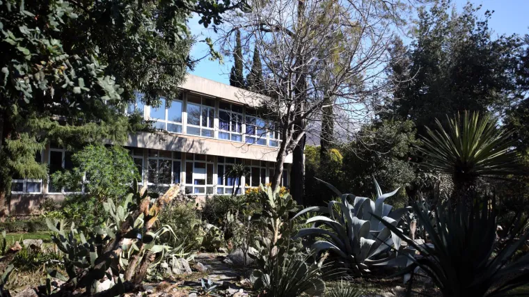 Protiv COVID potvrda u Ka&scaron;telima pred &scaron;kolom protestirao i svećenik. Pale su i psovke, do&scaron;la je policija...