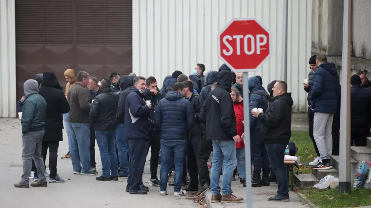 Okupili se i pravosudni policajci pred zatvorom: Protiv COVID potvrda na nekoliko mjesta, ne bi cjepivo niti testove