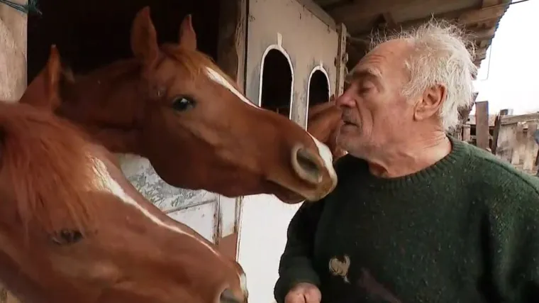 Slavku su njegovi konji sve. Umalo ih je morao prodati, ali dobri ljudi su uskočili u pomoć, a pomoći možete i vi