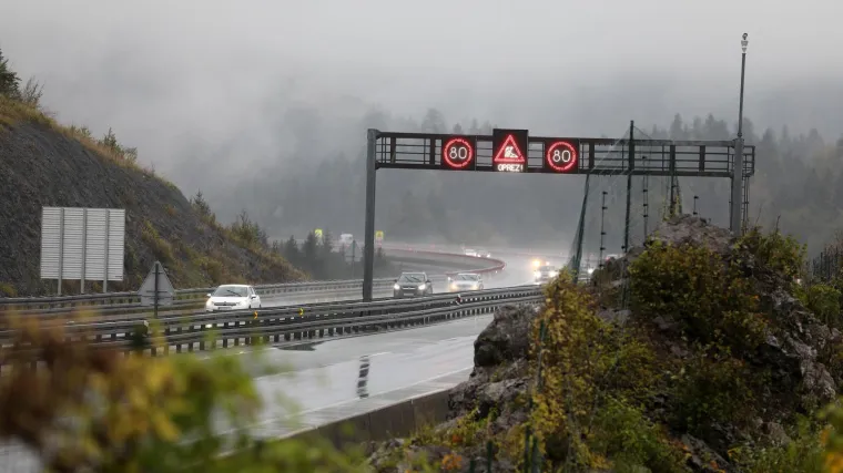 Zbog požara na vozilu na A4 između čvorova Kraljevečki Novaki i Ivanja Reka vozi se uz ograničenje brzine