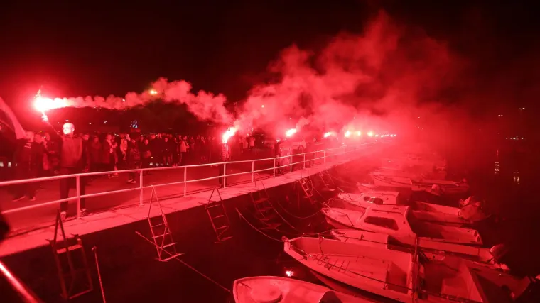 Za Vukovar: Bakljada u Splitu, lampa&scaron;i kraj 'Crvenog fiće' u Osijeku. Cijela Hrvatska večeras odala počast Vukovaru