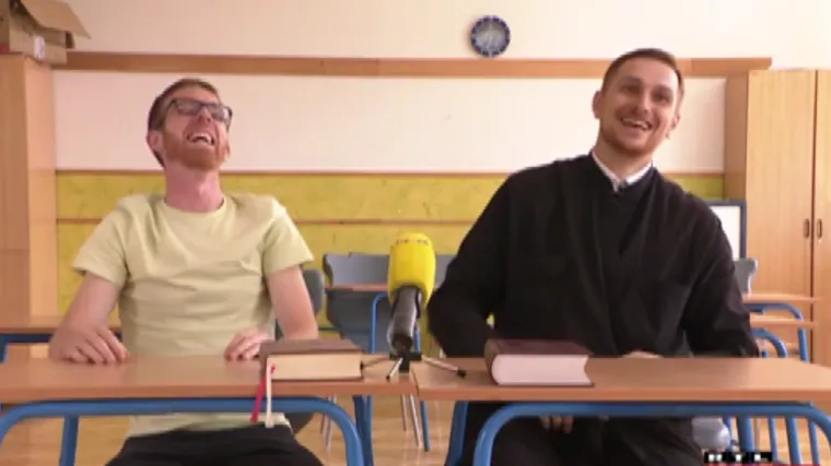 Dva vukovarska vjeroučitelja, pravoslavni i rimokatolički, zamijenili su razrede kojima predaju:'Ljubav oslobađa'