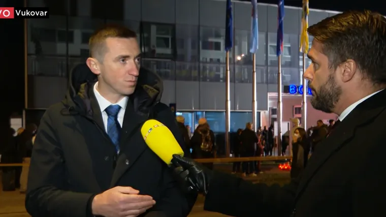 Penava o paljenju svijeća ispred vukovarske bolnice: 'To ima jednu jaku emotivnu boju. Osjeća se težina u zraku'