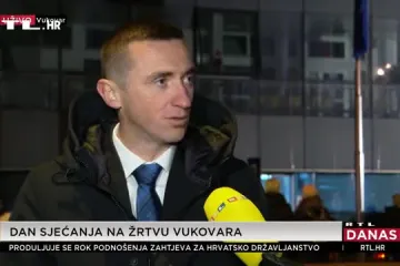 Penava o paljenju svijeća ispred vukovarske bolnice: 'To ima jednu jaku emotivnu boju. Osjeća se težina u zraku'