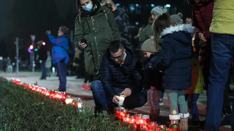 Tisuće svijeća za žrtvu Vukovara gorjelo je u gradovima diljem Hrvatske: Građani se prisjetili tog 18. studenog