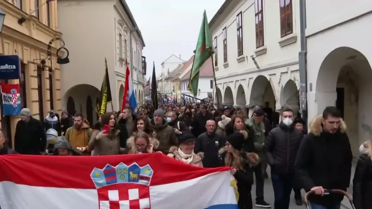 U Vukovaru rijeka ljudi, nikad mirnije: Od djece do onih stariji, stizali su iz Trilja, Gospića, Busovače...