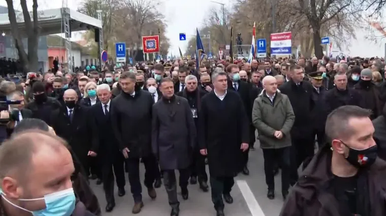 Državni vrh u Vukovaru bez najmanjih tenzija, poslane poruke: Srbiji nema puta u EU bez rje&scaron;avanja nestalih