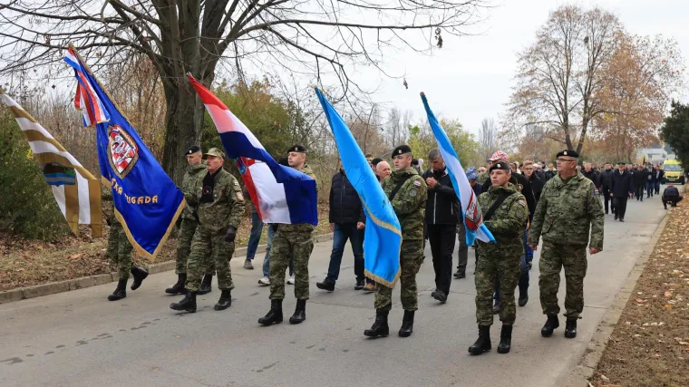 Kolona sjećanja pro&scaron;la Borovom: Počast do&scaron;le odati i Žene u crnom iz Beograda, poslale o&scaron;tru poruku Srbiji!