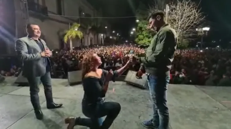 Prekinula je koncert kako bi se popela na pozornicu i kleknula ispred dragog: 'Ovo jo&scaron; nisam vidio'