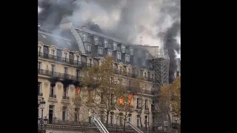 Gori zgrada u centru Pariza, u blizini Pari&scaron;ke opere. Vatrogasci se bore s buktinjom