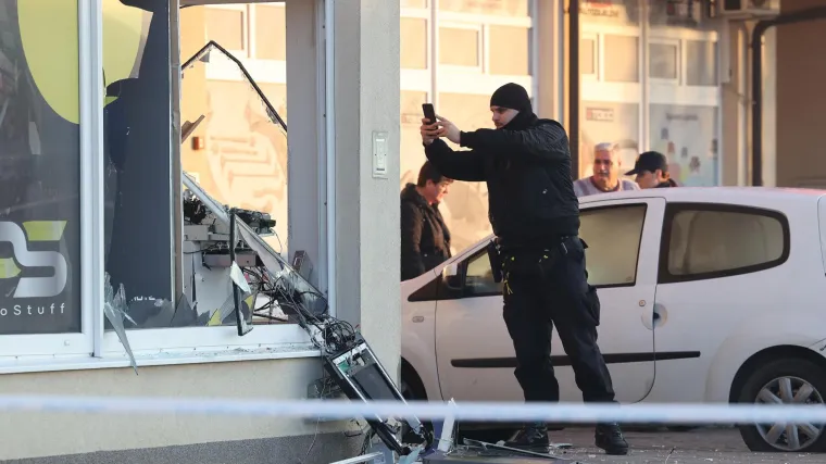 Detalji pljačke bankomata: Ispunio smjesom plina i raznio bankomat. O&scaron;tećeni fasada, strop i zlozi zgrade