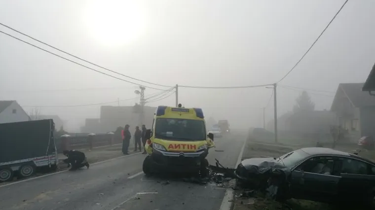 Prometna nesreća kod Virovitice. Sudarila se dva osobna automobila i Hitna pomoć: Ozlijeđeno je četvero ljudi