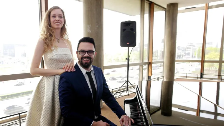 Pojavila se dosad neviđena fotografija Petra Gra&scaron;e i Hane Huljić: Poziraju zagrljeni s ča&scaron;ama vina u rukama