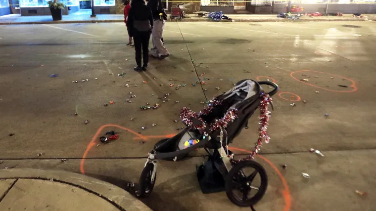 Vozač koji se s terencem zaletio u božićnu povorku optužen je za pet ubojstava, bio je i prethodno kažnjavan