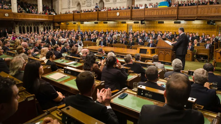 Bebe ne mogu u parlament, rečeno britanskoj zastupnici: Redovito vodila svog sina kojeg doji