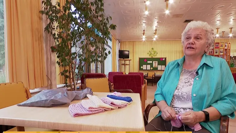 Profesionalne dizajnerice okupile su bake i dale im igle u ruke. Kukica do kukice i nastane kapa,  &scaron;al, rukavice