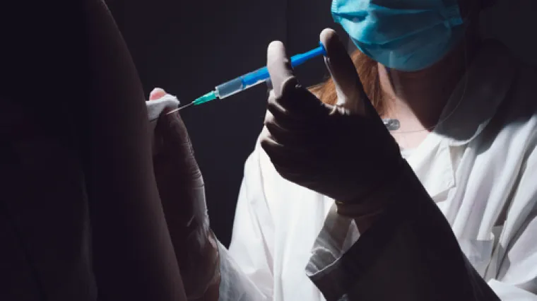 Lažirao dokumentaciju i predstavio se kao liječnik pa cijepio ljude protiv korone