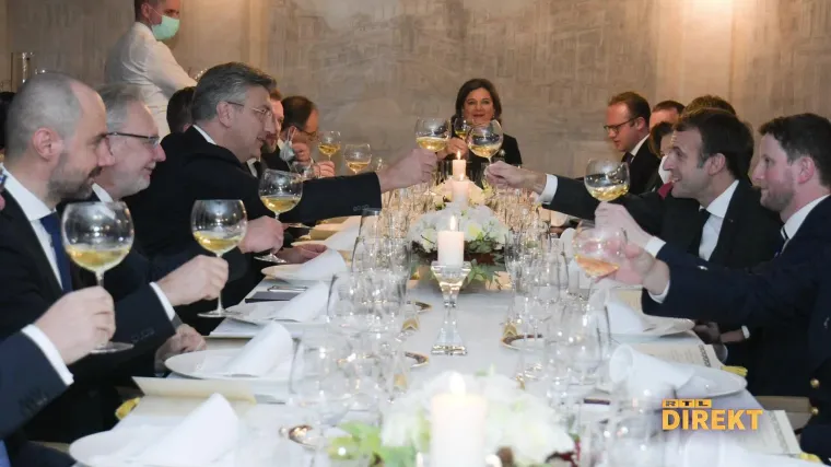 Direkt rije&scaron;io misterij s krivim ča&scaron;ama. Vlasnik restorana objasnio &scaron;to su ustvari pili Macron i Plenković