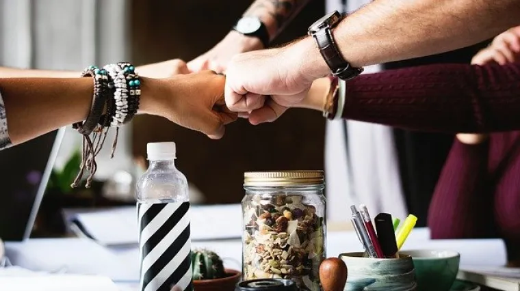 Na kojoj se ruci nosi mu&scaron;ka narukvica?