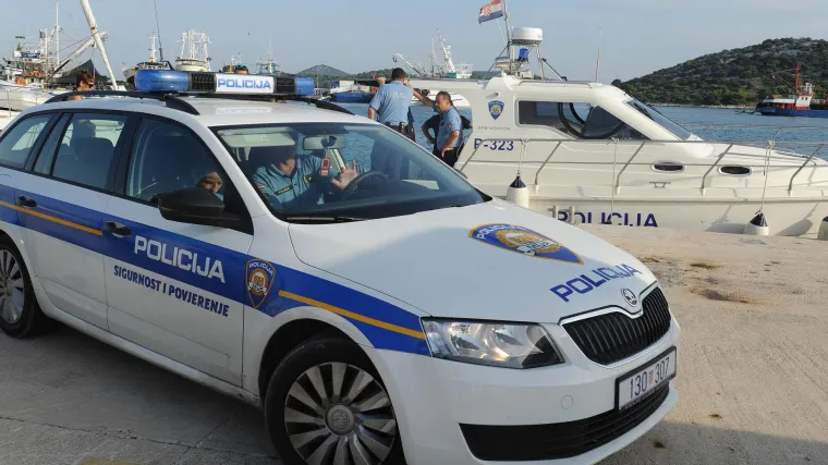 U splitskoj trajektnoj luci kamion upao u more: Na terenu splitska policija i službenici Lučke kapetanije