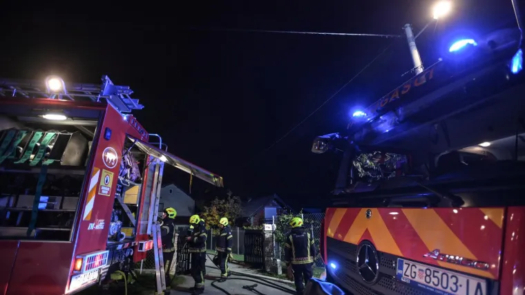Gorjela kuća na zagrebačkoj Trešnjevci, vatru je gasilo 12 vatrogasaca: Susjed koji je gasio vatru lakše ozlijeđen