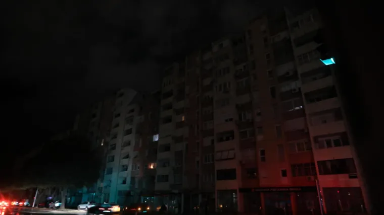 Dio Splita zavr&scaron;io mraku: Nije bilo javne rasvjete, nisu radili semafori, a KBC Split radio je uz pomoć agregata